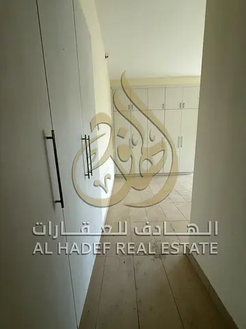 شقة ثلاث غرف وصالة وغرفة خادمة للإيجار السنوي في منطقة القصباء موقع مميز قريب من البحيرة والخدمات  المميزات ثلاث غرف ماستر وصالة واسعة بتصميم عملي غرف