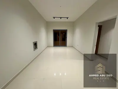 اول ساكن - بناء راق - اجمل 3 غرف وصاله للإيجار السنوي - 3 غرف نوم - 3 حمام - صاله كبيره - مطبخ - خزائن حائط - تشطيب ممتاز - قريب لمخرج دبي وشارقه