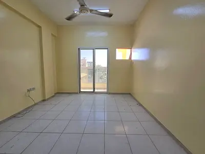مساحة ممتازة مع موزع للغرف _ صيانة جديدة _ 2 بلكونة _ عائلات _ موقع مميز _ سهل الخروج الي دبي والشارقة