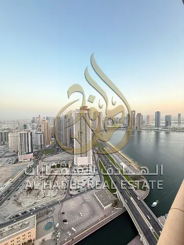 للإيجار في الشارقة بمنطقة القصباء شقة واسعة مكونة من غرفتين وصالة مع بلكونة وإطلالة بحرية كاملة، تضم مطبخاً كبيراً و3 حمامات، مع جيم ومسبح مجانيين، وب