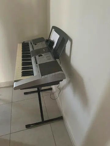 Yamaha 61-Key Electronic Keyboard with Stand - Good Working Condition