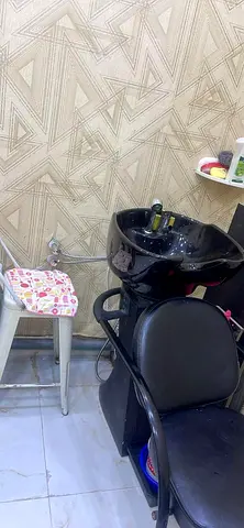 صالون رجالي_جاهز للعمل ومجهز بالكامل_كرسي غسيل_كرسي للعناية بالأظافر_كرسي مخصص للأطفال_4 كراسي حلاقة_عمر الصالون 3 سنوات