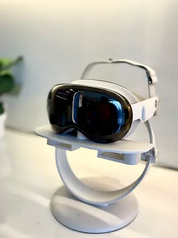 Apple Vision Pro (includes new head strap  stand)