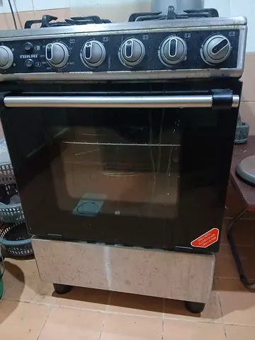 Used freestanding gas oven with 4 burners - working
