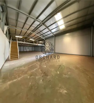 مستودع بمساحة 3500 قدم مربع مع طابق نصفي / الطابق الأرضي 2500 قدم مربع والطابق النصفي 1000 قدم مربع / توصيل ثلاثي الأطوار / مسموح بجميع الأنشطة / ارتف