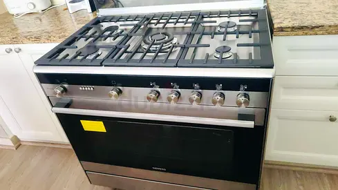 Siemens new model gas with oven electric stove model iQ700 same like new delivery with warranty