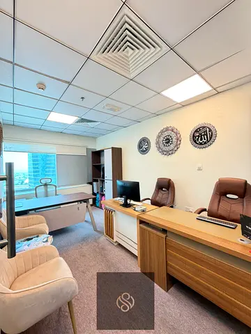 مكتب بنافذة وإطلالة مميزة | 250 قدم مربع | الخليج التجاري | من 45 ألف.