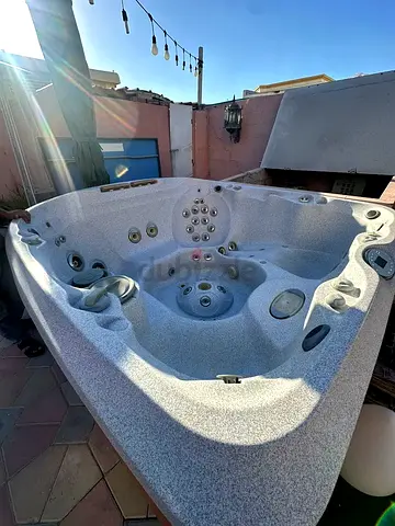 Used Outdoor Hot Tub / Jacuzzi - 5-6 Seater, Good Condition need maintenance