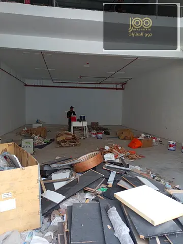 Warehouse in a prime location in Al Jurf Industrial Ajman with a total area of 2800 sq ft featuring a mezzanine and 25 kW power suitable for storage a