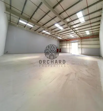 مساحة 5000 قدم مربع / ارتفاع 10 أمتار / مناسب للتخزين / موقع مطل على الطريق / مساحة كافية لمنطقة التحميل والتفريغ / الإيجار 240,000 درهم إماراتي / الم