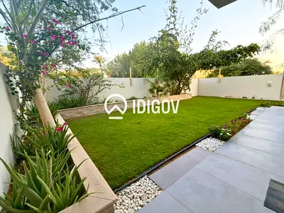 End Unit | Single Row | Closed Kitchen
