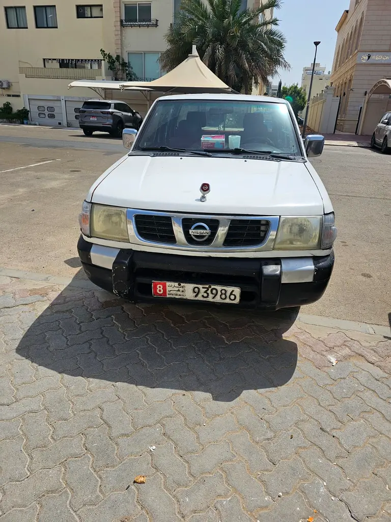 Nissan Pickup 2004 — photo 1 of 2