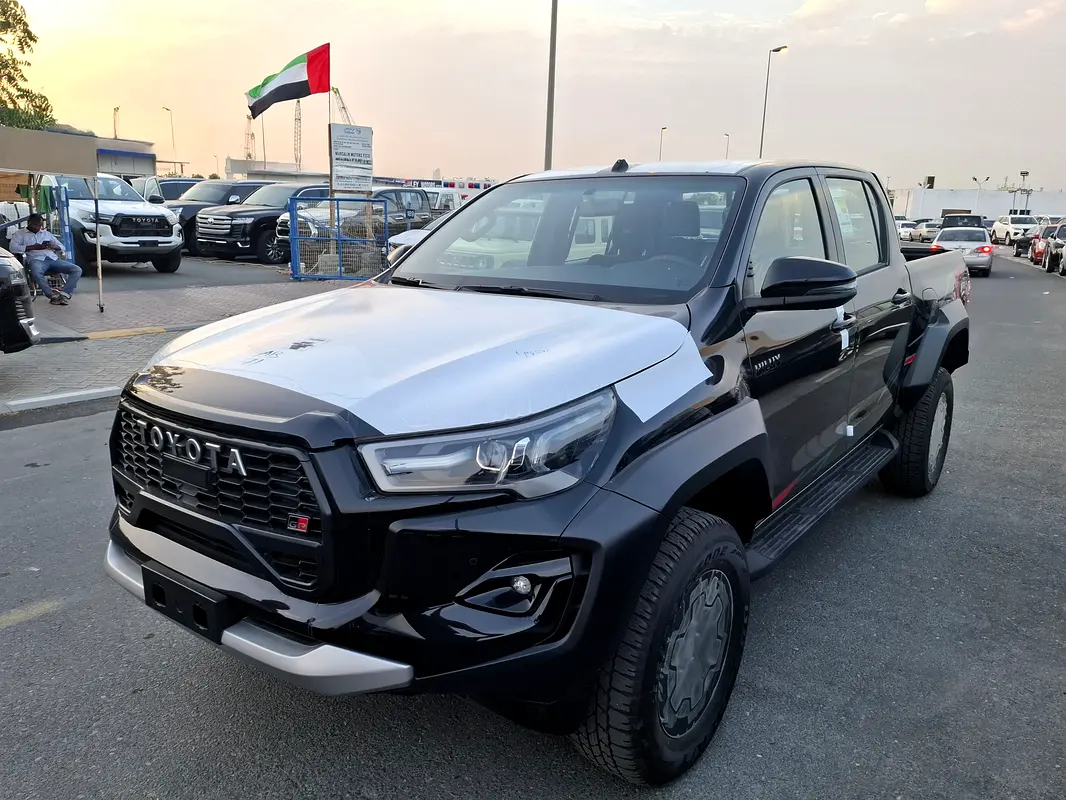 Toyota Hilux 2026 — photo 1 of 15
