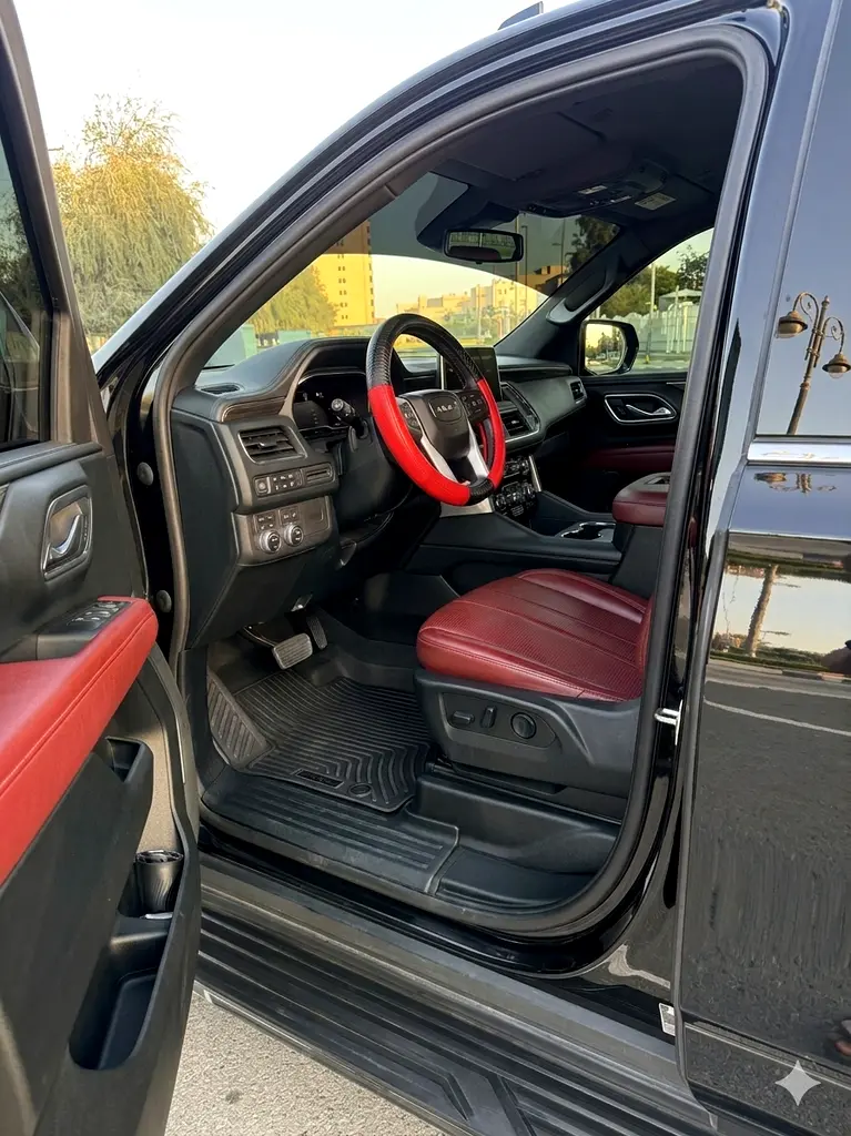 GMC Yukon 2023 — photo 1 of 9