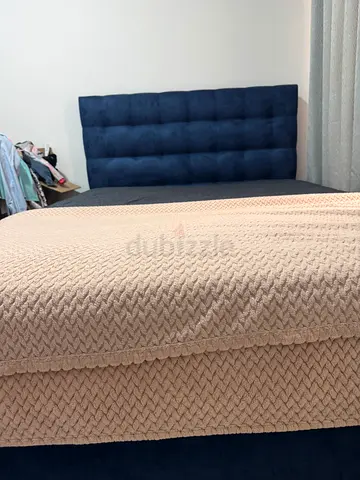 Queen sized tufted bed with mattress