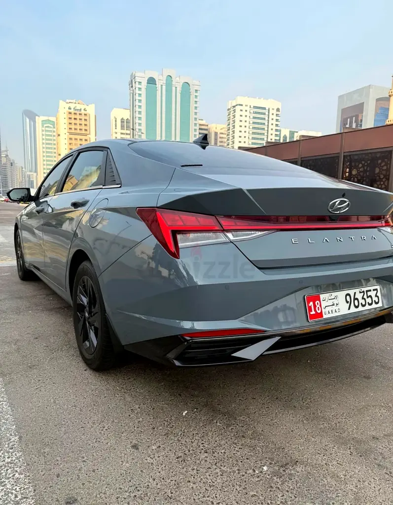 Hyundai Elantra 2022 — photo 1 of 12