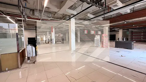 معرض واسع بمساحة 15,000 قدم مربع في الطابق الأرضي على الطريق الرئيسي - المنطقة الصناعية الثالثة بالجرف، عجمان - الإيجار 900,000 درهم إماراتي
