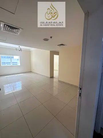 شقة غرفتين وصالة للإيجار في الشارقة الخان بموقع مميز قريب من الخدمات وتصميم عملي مناسب للعائلات