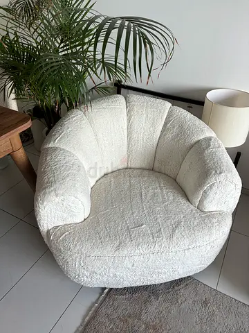 White Armchair / sofa in new condition