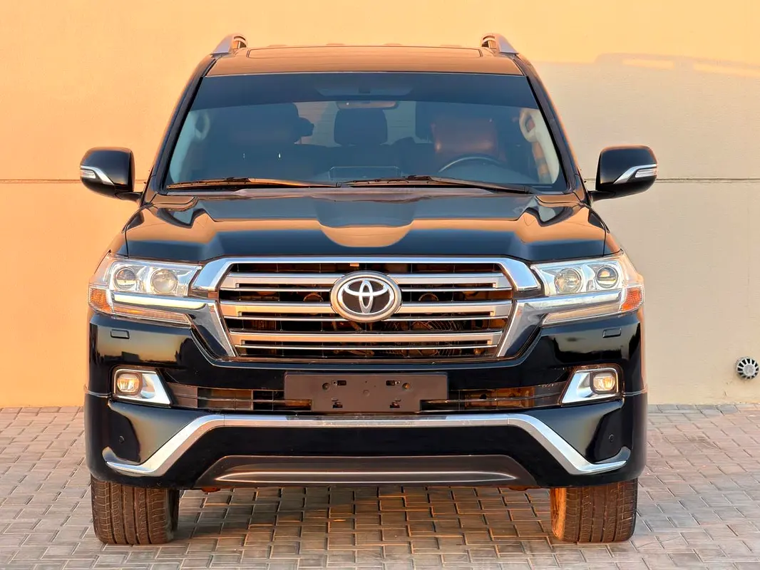 Toyota Land Cruiser 2016 — photo 1 of 9