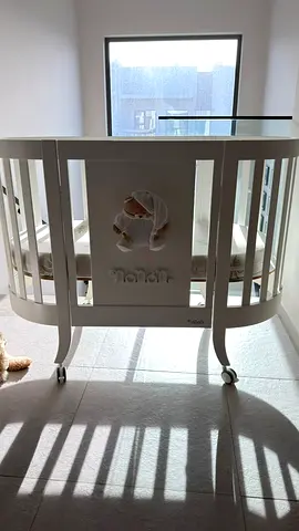 White Oval Wooden Baby Crib / Bassinet in Good Condition from nanan