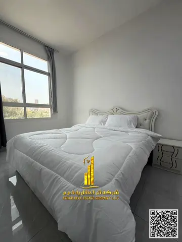 للإيجار الشهري بعجمان – شقه غرفة وصاله مع بلكونه أطلاله مفتوحه مميزه, الشقه مفروشه بالكامل فرش جديد راقي جدا, مع مطبخ مجهز بالكامل بأحدث الأجهزه