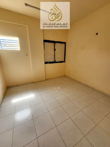 للإيجار السنوي في إمارة الشارقة منطقة البوطينة شقة غرفة وصالة بموقع مميز جداً قريب من جميع الخدمات الأساسية والمرافق الحيوية مثل المواصلات العامة والم
