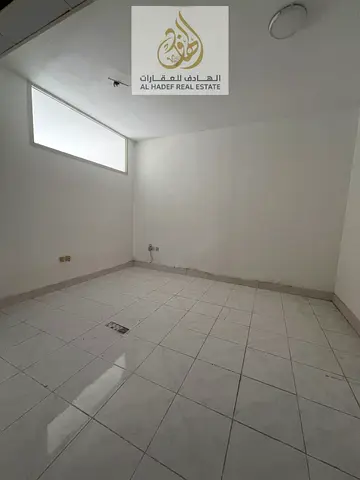 للإيجار السنوي في إمارة الشارقة منطقة المجاز 1 شقة سكنية مكونة من غرفتين وصالة بموقع مميز جداً قريب من جميع الخدمات الأساسية والمرافق الحيوية مثل المو