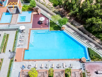 Elegant 2-Bedroom Apartment with Spectacular Golf Course View