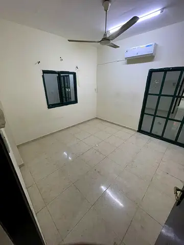 موقع مميز جداً في الراشدية 3 خلف جراند مول، قريب من جميع الخدمات الأساسية مثل المدارس، المراكز التجارية، المطاعم، والمواصلات العامة، مع سهولة الوصول إ