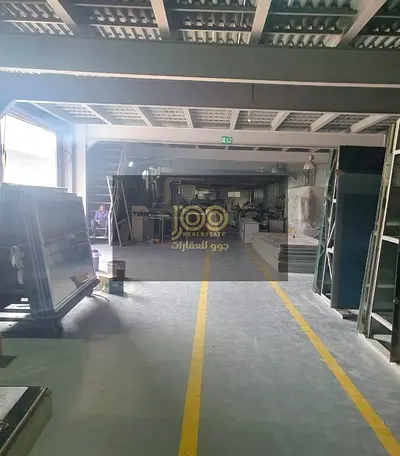 للبيع مجمع مميز مكون من مستودعين ميزان ومكون من  12 مكتب 18 غرف عمال