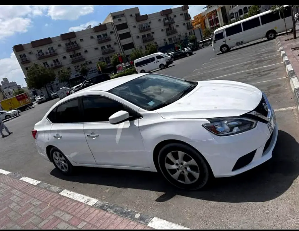 Nissan Sentra 2017 — photo 1 of 5