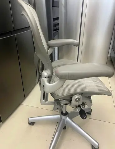 For selling Herman Miller Areon chair size B size and C available