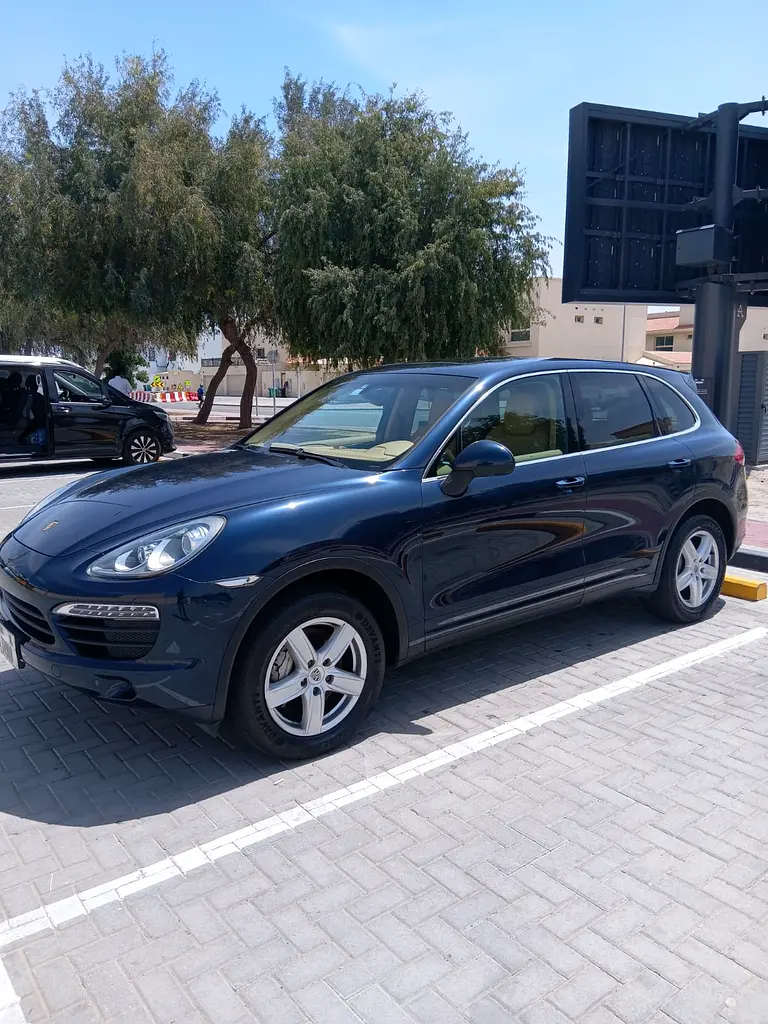 Porsche Cayenne 2012 — photo 1 of 17