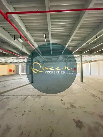 A very large warehouse with a rare size availability, suitable for large companies, light manufacturing, or logistics and storage operations.