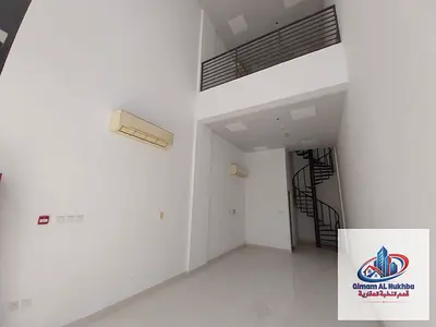محل للإيجار في الغوير الشارقة مساحة كبيرة جدا حوالي 1200 قدم تشطيب راقي يصلح لجميع الأنشطة موقع مميز بدون رسوم مع 4 دفعات