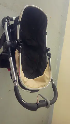 Lightweight baby bassinet stroller frame with carrycot