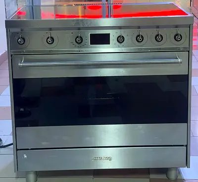 Smeg 5 hubs induciton cooker 90 cm new model same like new condition for sale