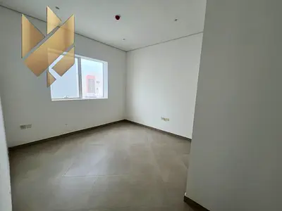 شقة غرفة وصالة أول ساكن في القليعة الشارقة مساحة كبيرة حمام واحد موقع مميز قريب من كورنيش الشارقة وجميع الخدمات