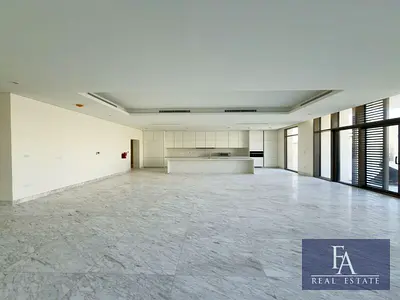 Prime location | Ready to Move | 5BR Villa