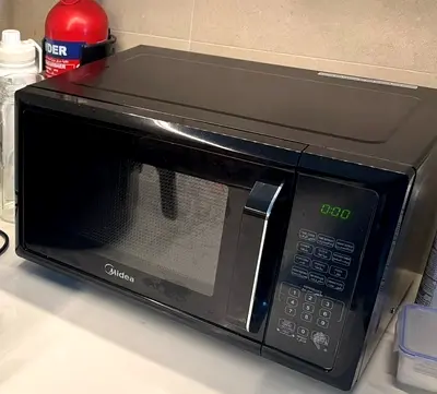 Midea Black Countertop Microwave - Good Working Condition
