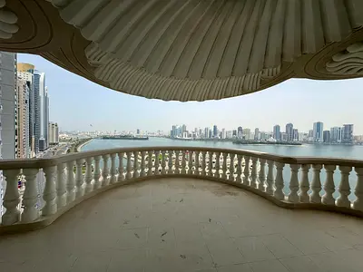 أكبر شقة 4 غرف وصالة ومجلس في الشارقة مجلس مستقل غرفة خادمة 5 حمامات خزائن بالحائط تكييف مجاني جيم مجاني مسبح مجاني منطقة لعب أطفال مجانية