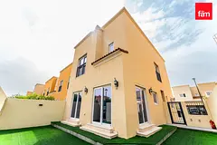 Unique location 4br in single row near park