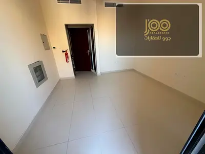 استديو اول  مع بلكون ساكن للإيجار السنوي في منطقة العاليه  مباشر علي شارع محمد بن زايد