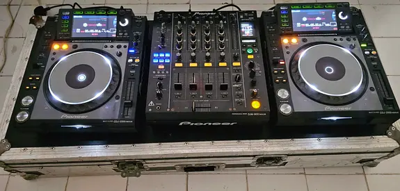 Pioneer CDJ Setup with DJM Mixer — 2x CDJs-2000 Nexus + 1x Mixer DJM-900 Nexus in Flight Case