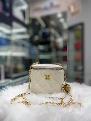 Chanel White Mini Vanity Case In Quilted Lambskin Leather (Authentic/PreOwned)