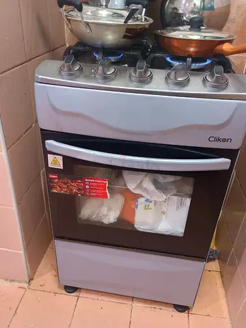 Clikon 4-Burner Gas Stove with Oven - Used