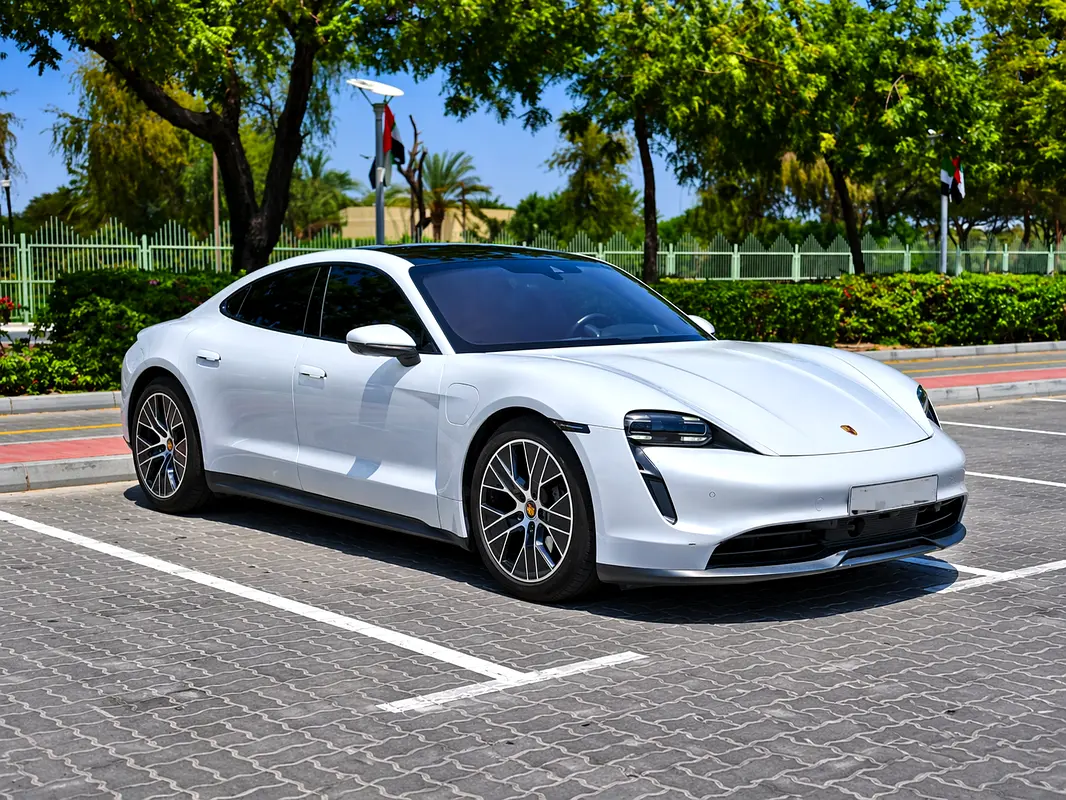 Porsche Taycan 2021 — photo 1 of 10