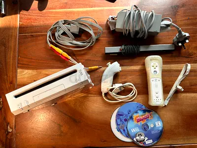 Nintendo Wii console bundle with controllers, sensor bar and games