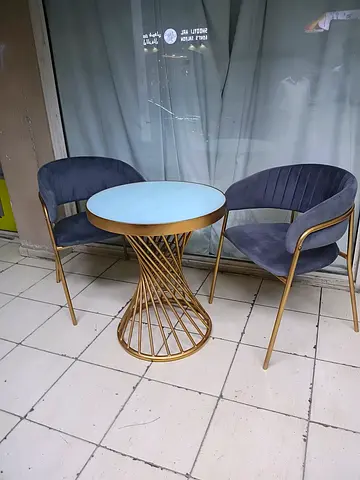 Luxry Dining table available in perfect condition